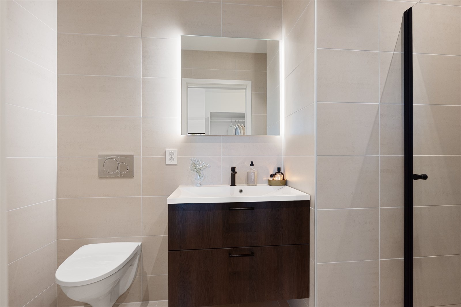 Det er etablert servantskap med nedfelt servant, speil med innebygd belysning, vegghengt klosett med innebygd sisterne. Galleribilde