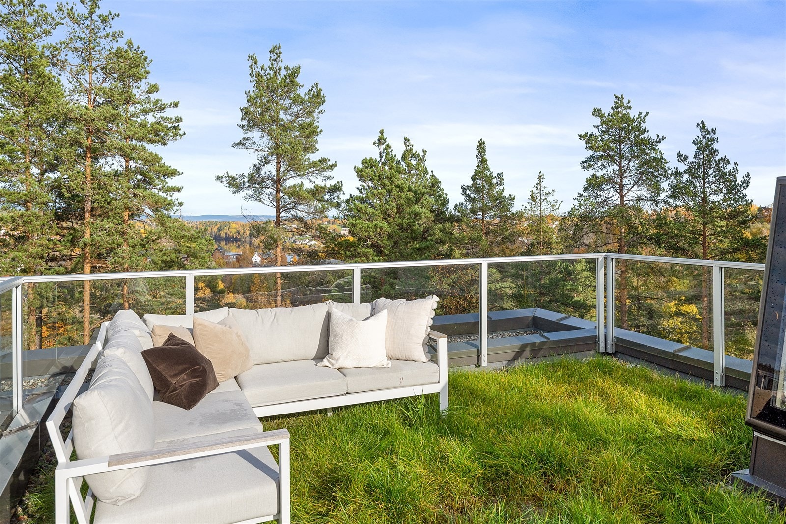 Boligen har en privat takhage/takterrasse på ca. 40 kvm med tilgang via innvendig trapp fra stuen og motorisert takvindu/dør. Her kan du nyte solen og utsikten i rolige og skjermede omgivelser. Galleribilde