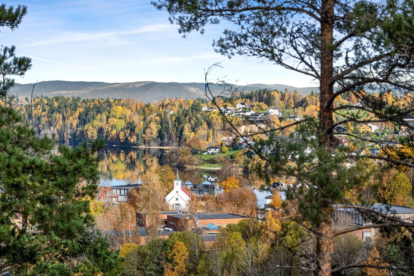 Utsikt til sentrum med Heggedal kirke og Gjellumvannet. Galleribilde