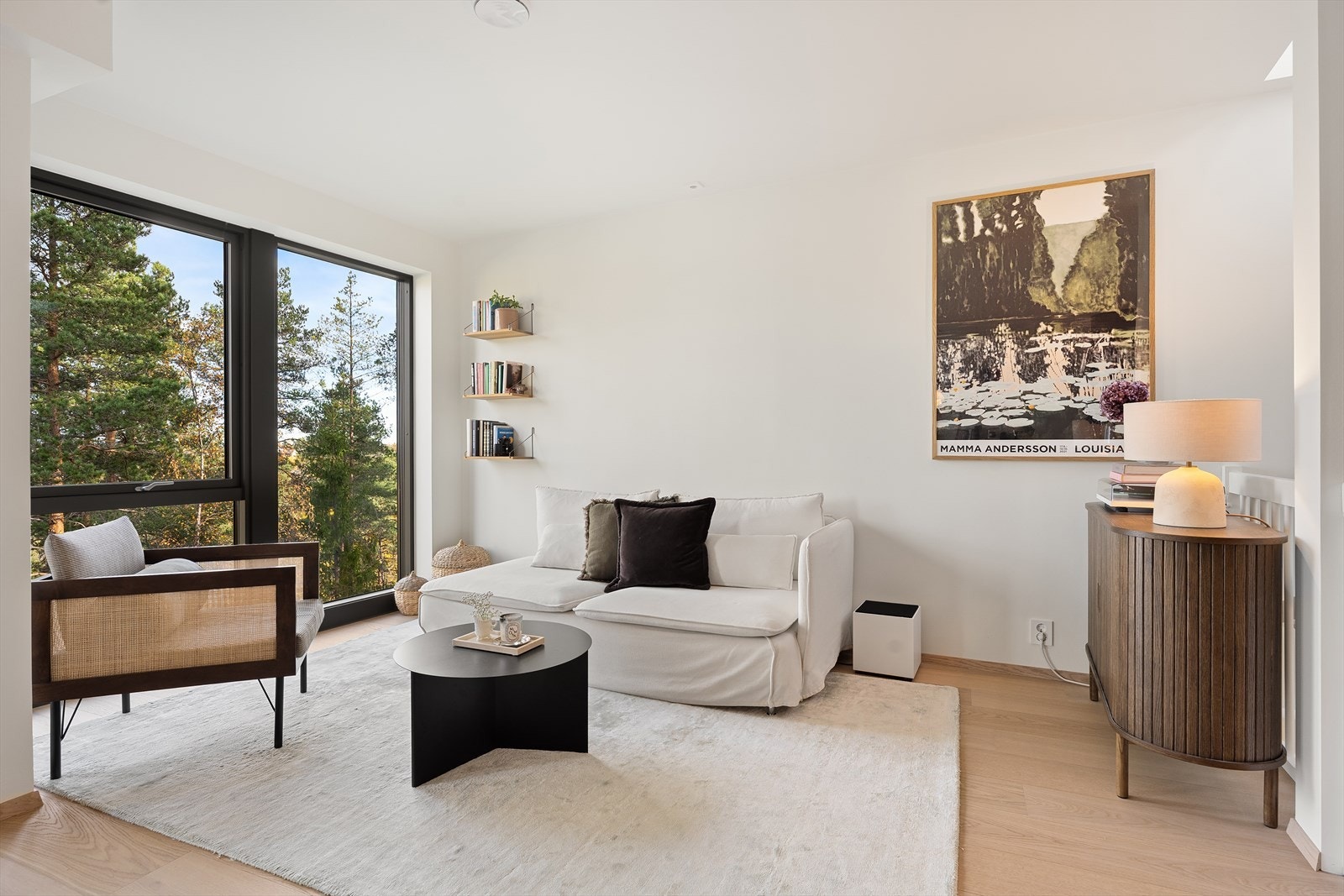 Overflatene består av parkett på gulv samt malte flater på vegger og i himling. Galleribilde