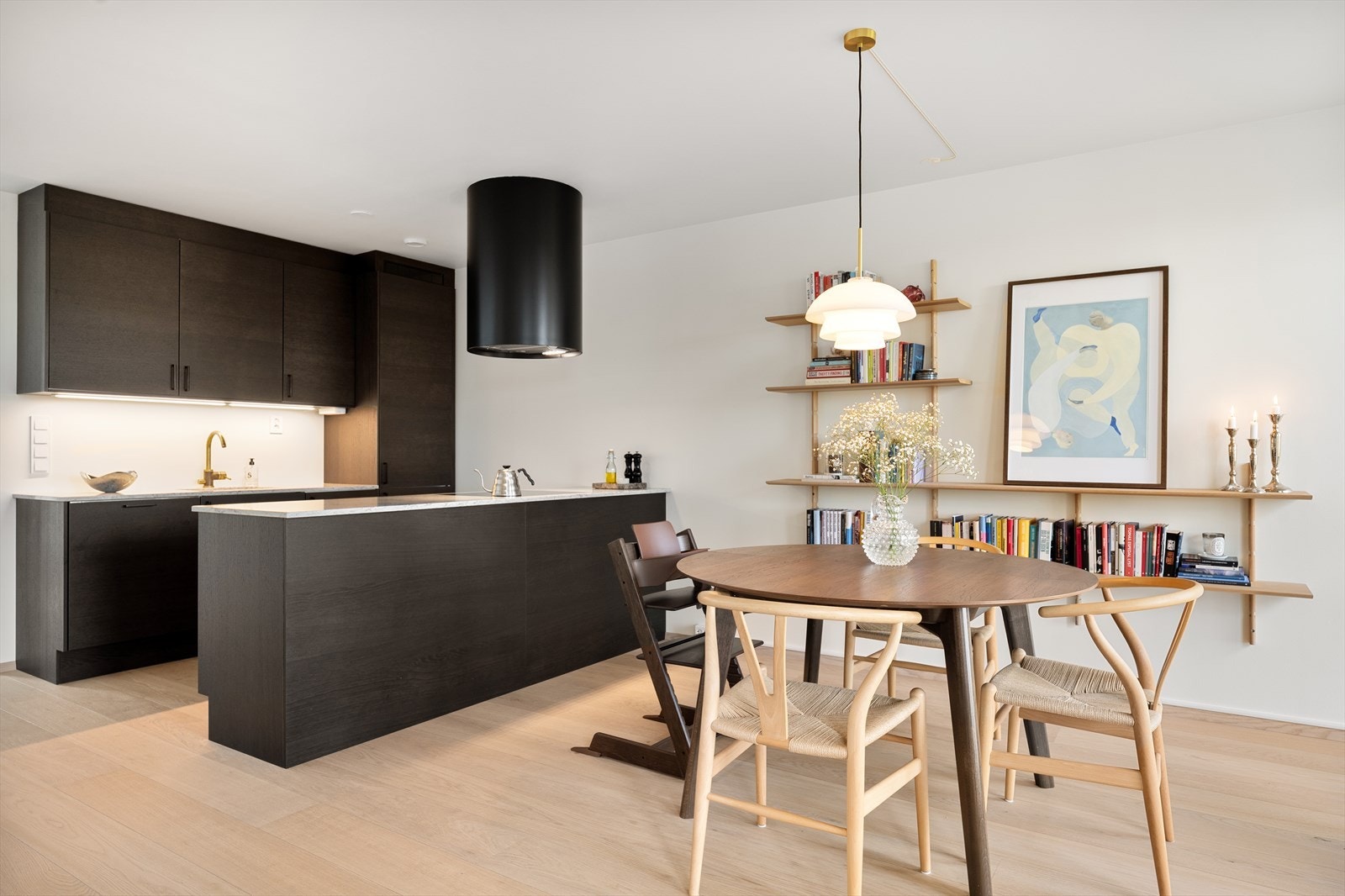 Kjøkkeninnredning fra Sigdal med glatte, brune fronter og et stilrent uttrykk. Det er gjort oppgraderinger på kjøkkenet i tilvalgsprosessen. Galleribilde