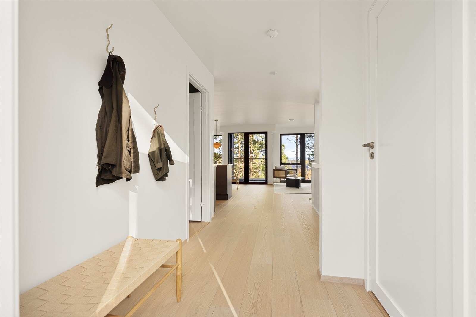 Entré med plass til oppheng av yttertøy, samt en benk - alternativt garderobeskap. Galleribilde