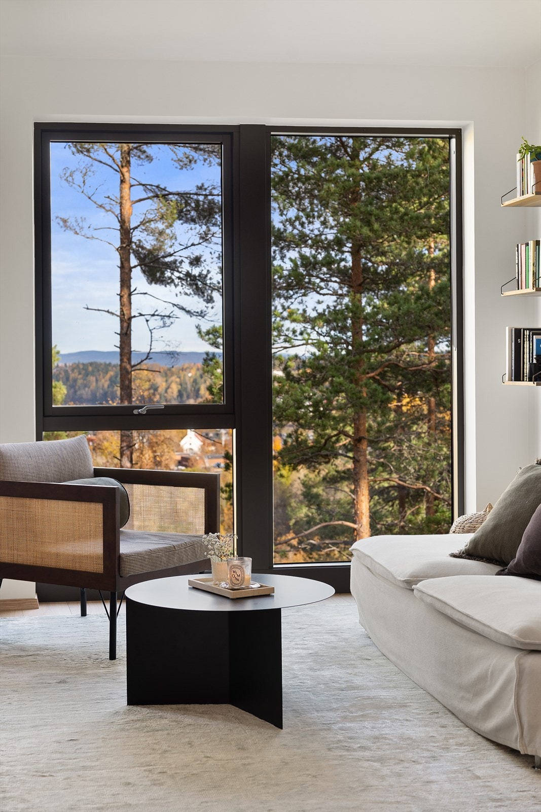 De store vinduene slipper inn rikelig med dagslys og rammer inn den flotte utsikten mot Heggedal sentrum og det omkringliggende grønne landskapet. Galleribilde