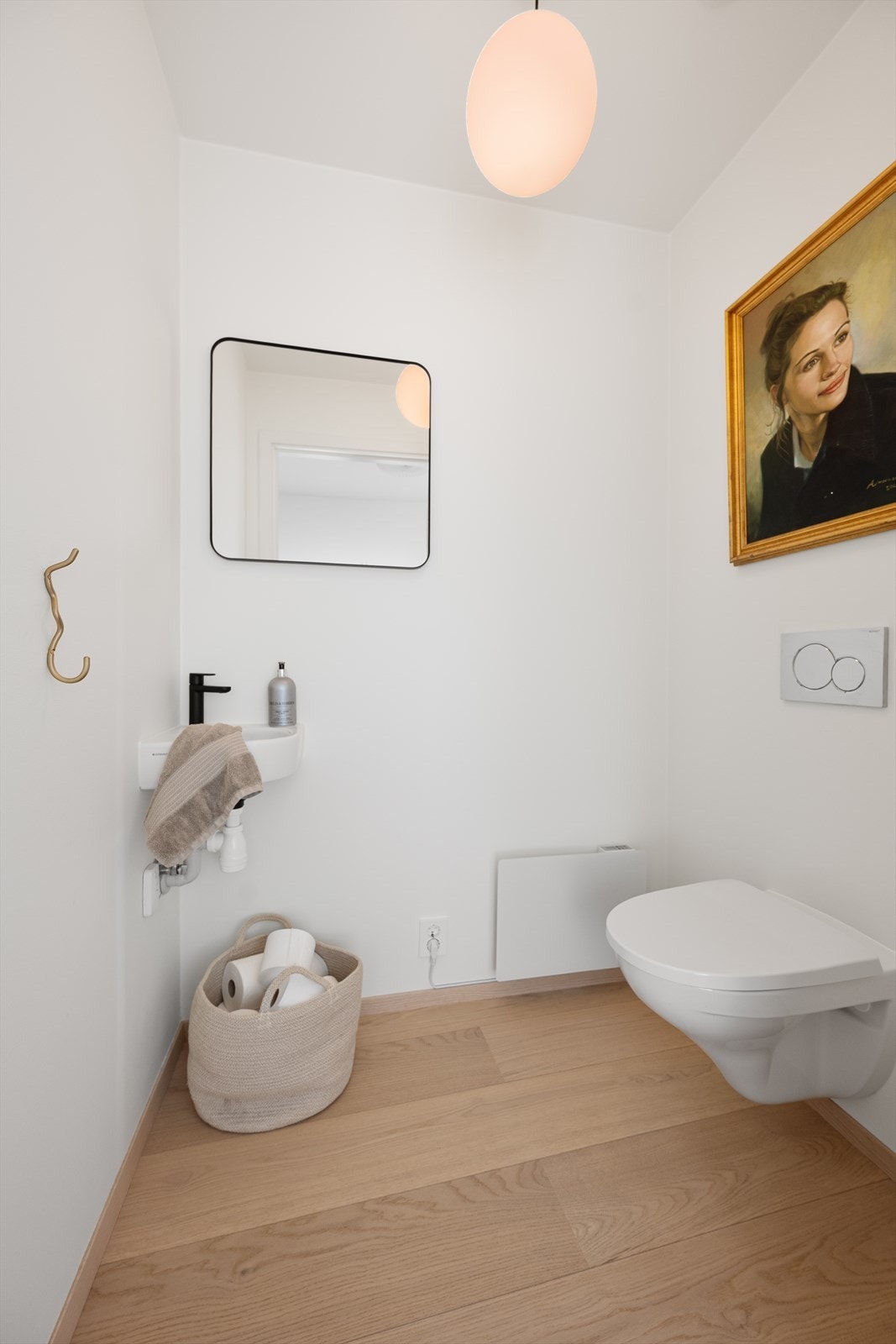 I 1. etasje er det et separat toalettrom, ideelt når man har besøk. Galleribilde