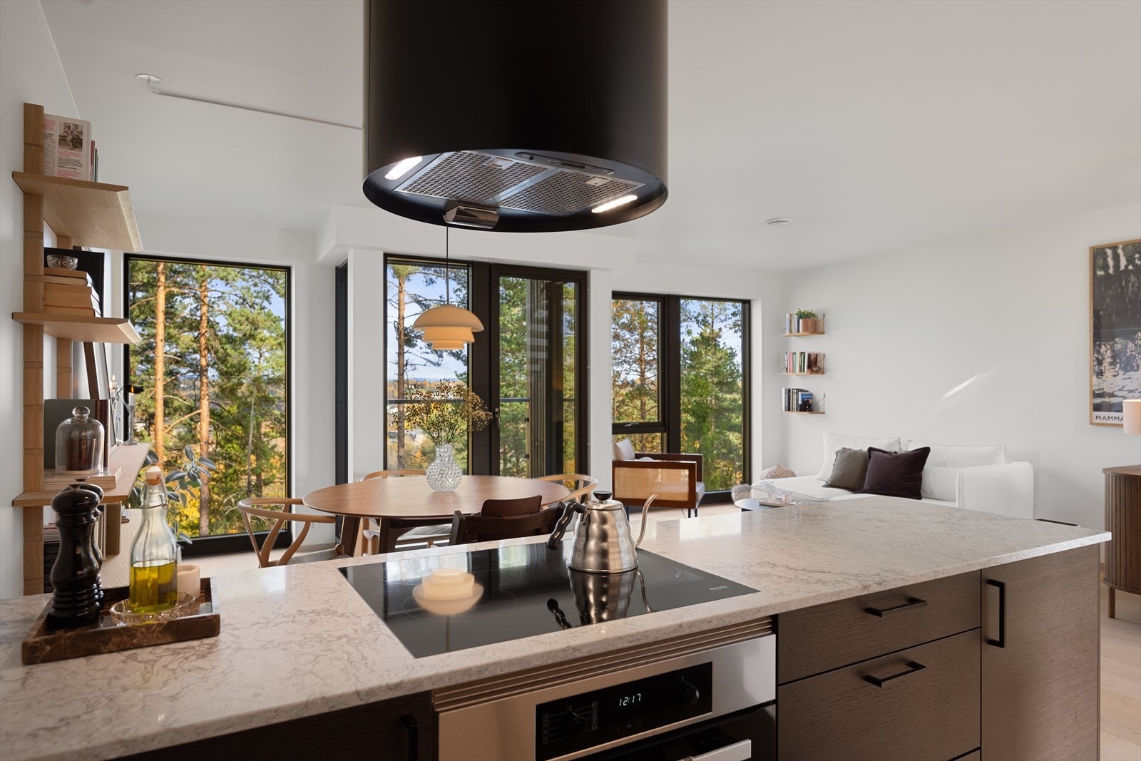 Moderne enderekkehus fra 2023 med takhage på 40 kvm, 3 sov., 2 bad, toalettrom og felles basseng. Garasjeplass m/lader. Galleribilde