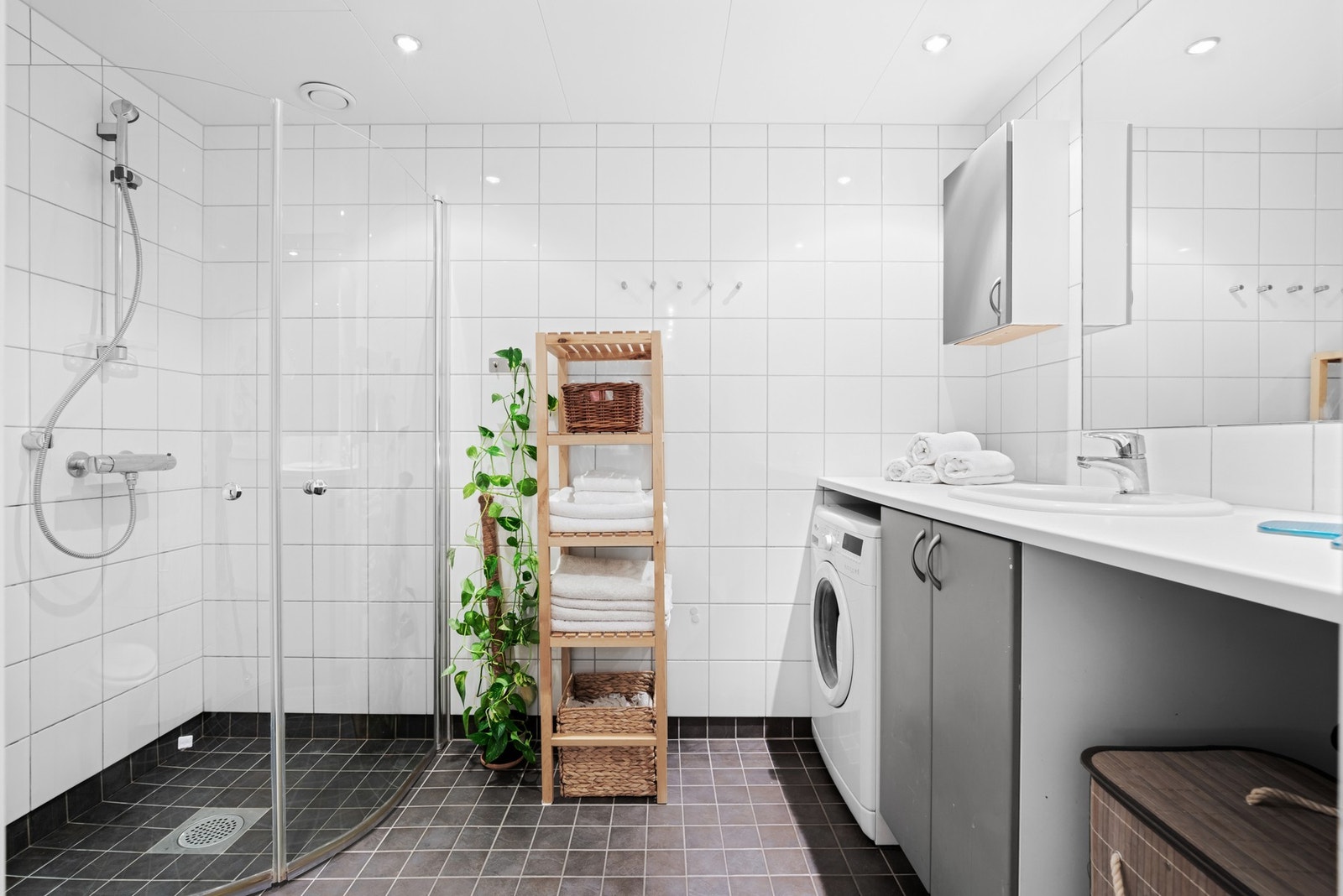 Praktisk og romslig baderom med varme i gulv og downlights i tak. Galleribilde