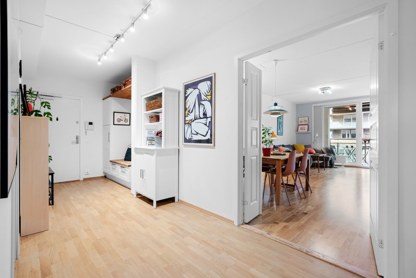 Dobbeltslående dører inn til stue. Galleribilde