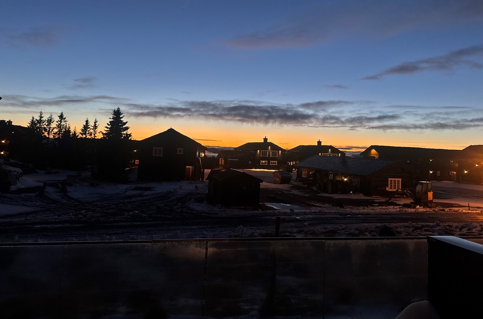 Stemningsfullt kveldslys over Ilsetra - nyt roen, stillheten og fjellutsikten fra et levende fjellområde året rundt. Galleribilde