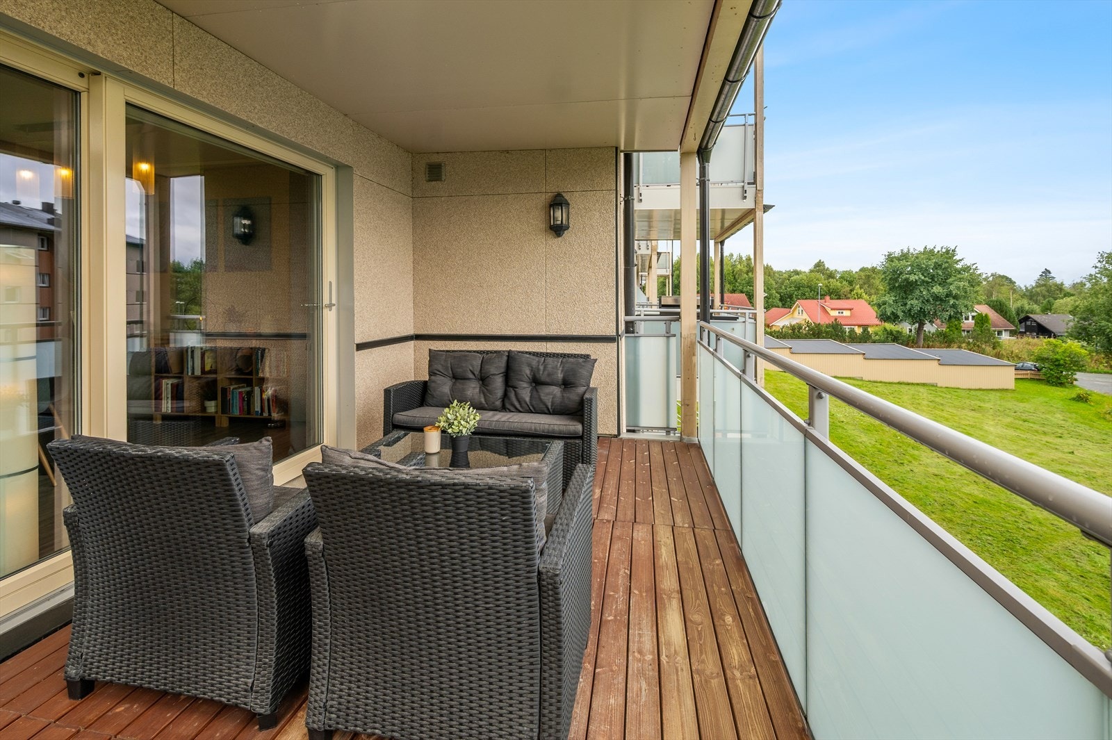 Leiligheten er omgitt av fine grøntområder og utenfor bygg nummer 5 finnes det lekeplass. Galleribilde