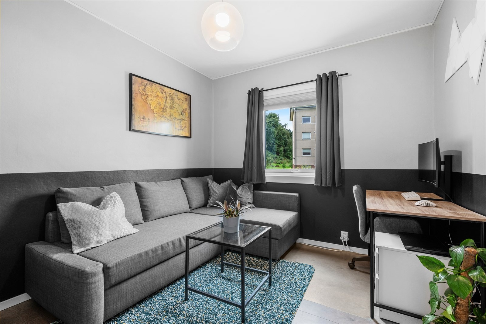 Soverom nummer to måler 9,8 m², også her med god plass til møblering etter eget ønske. Rommet kan også egne seg godt som hjemmekontor, tv-stue eller gjesterom. Galleribilde