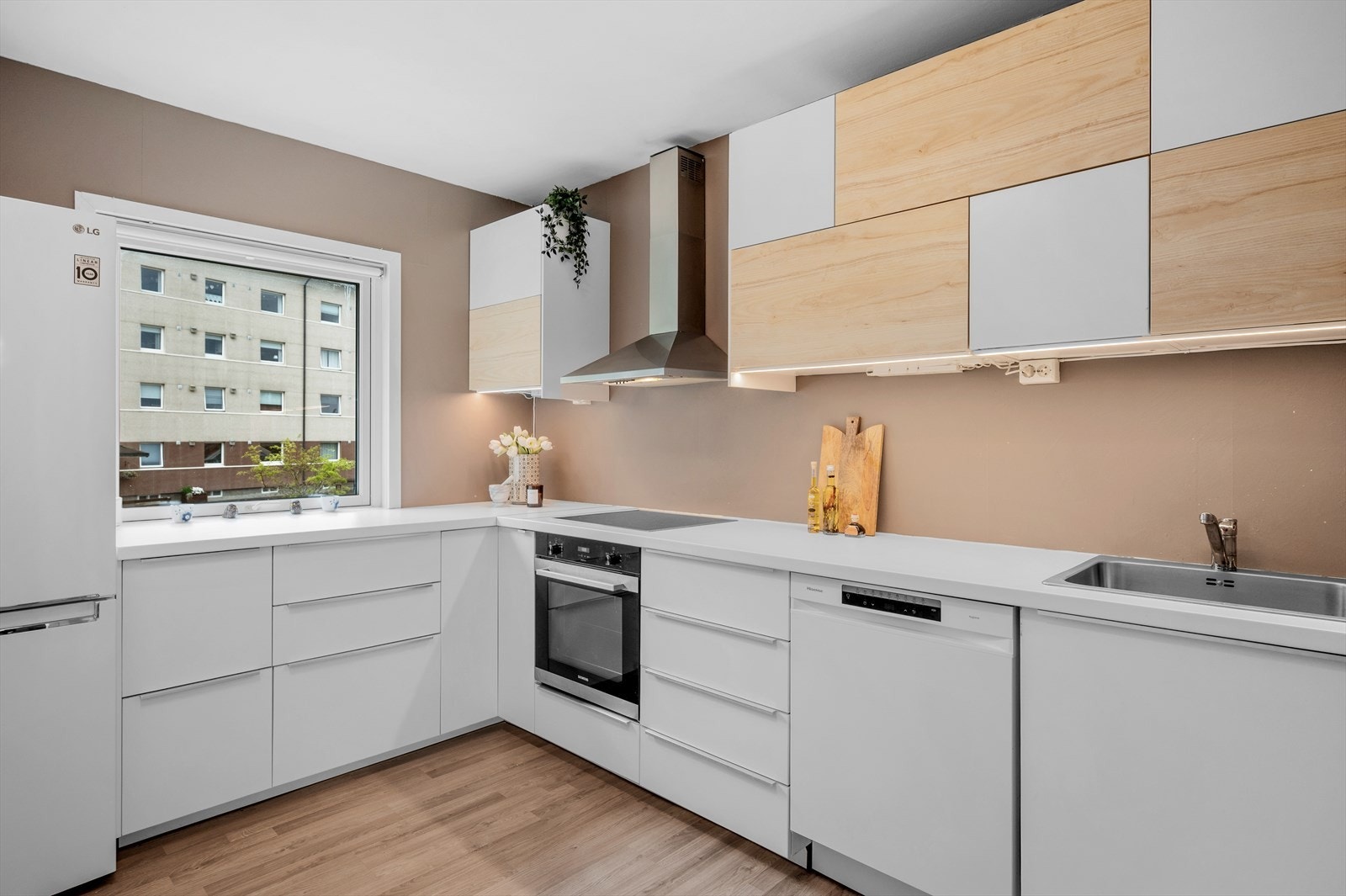 Kjøkkenet fremstår stilrent med innredning fra 2018. Galleribilde