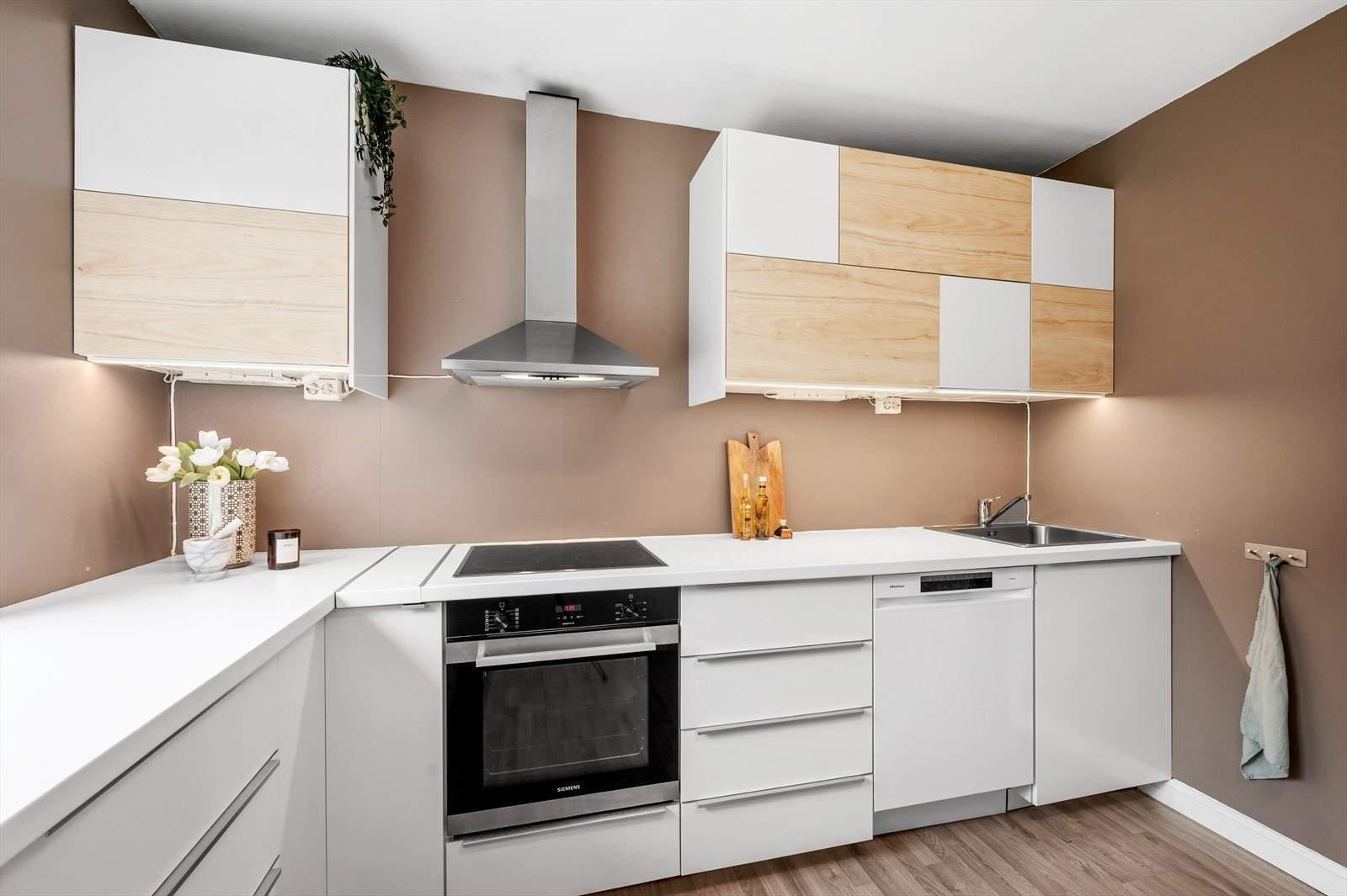 Det er rikelig med skap- og benkeplass, og rommet i sin helhet måler 9,5 m². Galleribilde