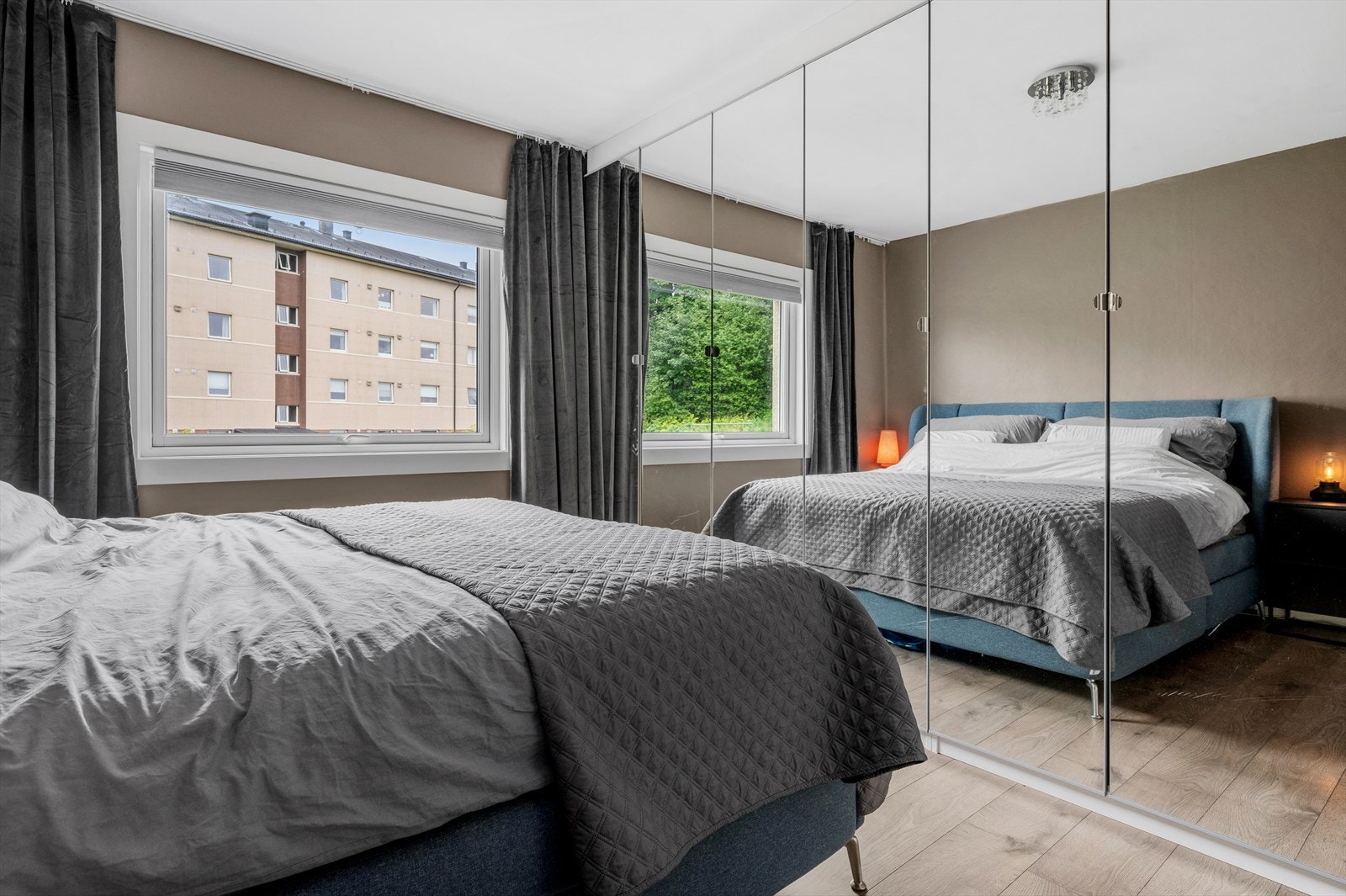 Hovedsoverommet har et areal på hele 13,5 m², med god plass til dobbeltseng og stor garderobeløsning. Galleribilde