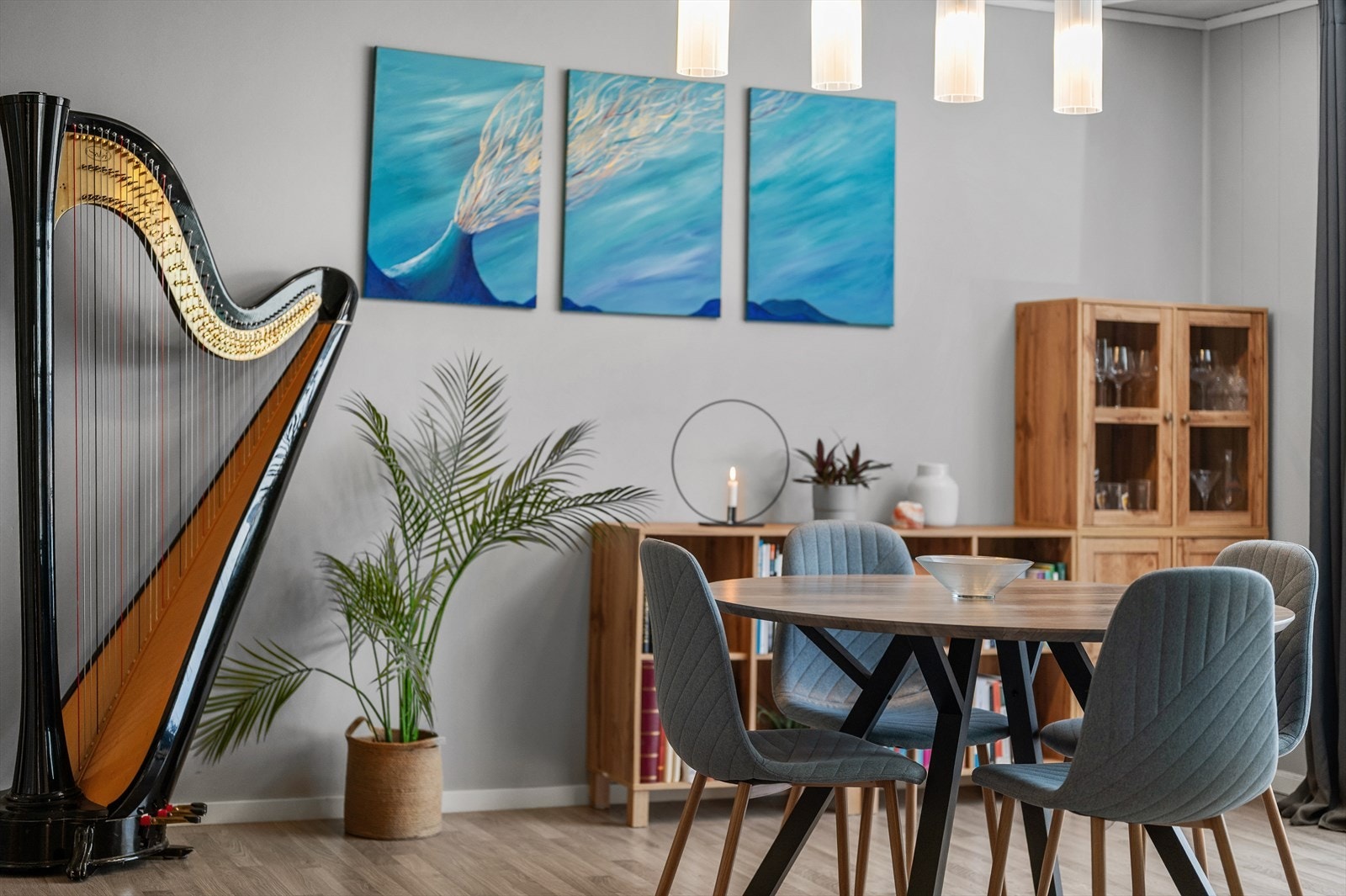 Borettslaget disponerer både oppstillingsplasser og garasjeplasser med elbil lading. Galleribilde