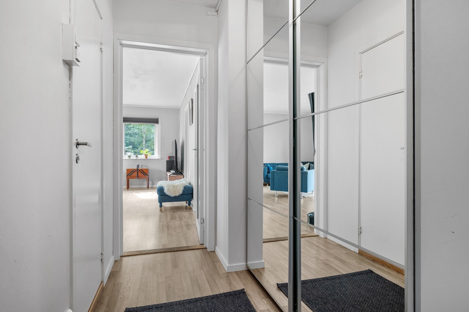 Inngangspartiet er på ca. 5 m², med stor skyvedørsgarderobe, som medfølger handelen. Galleribilde