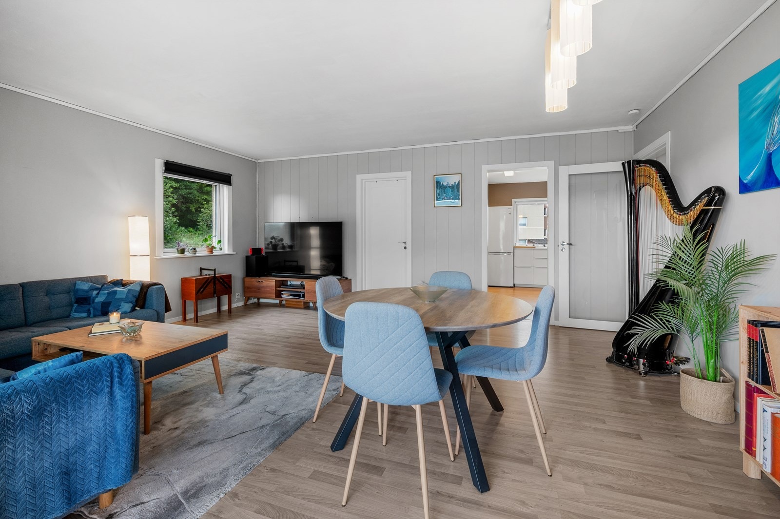 Stuen er romslig med et areal på 27,7 m² og endebeliggenheten gjør at man får et ekstra vindu mot sør og mer sollys enn naboene. Galleribilde