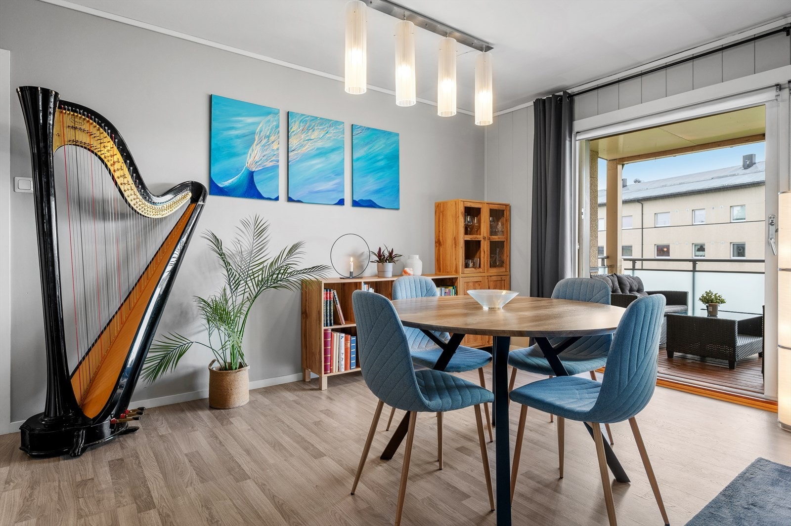 Skorsteinene i borettslaget er rehabilitert og det er foretatt fornying av pipeløp med stål/kermaikkrør i 2024. Det er pr.d.d. ikke etablert vedovn/ilsted i leiligheten. Galleribilde