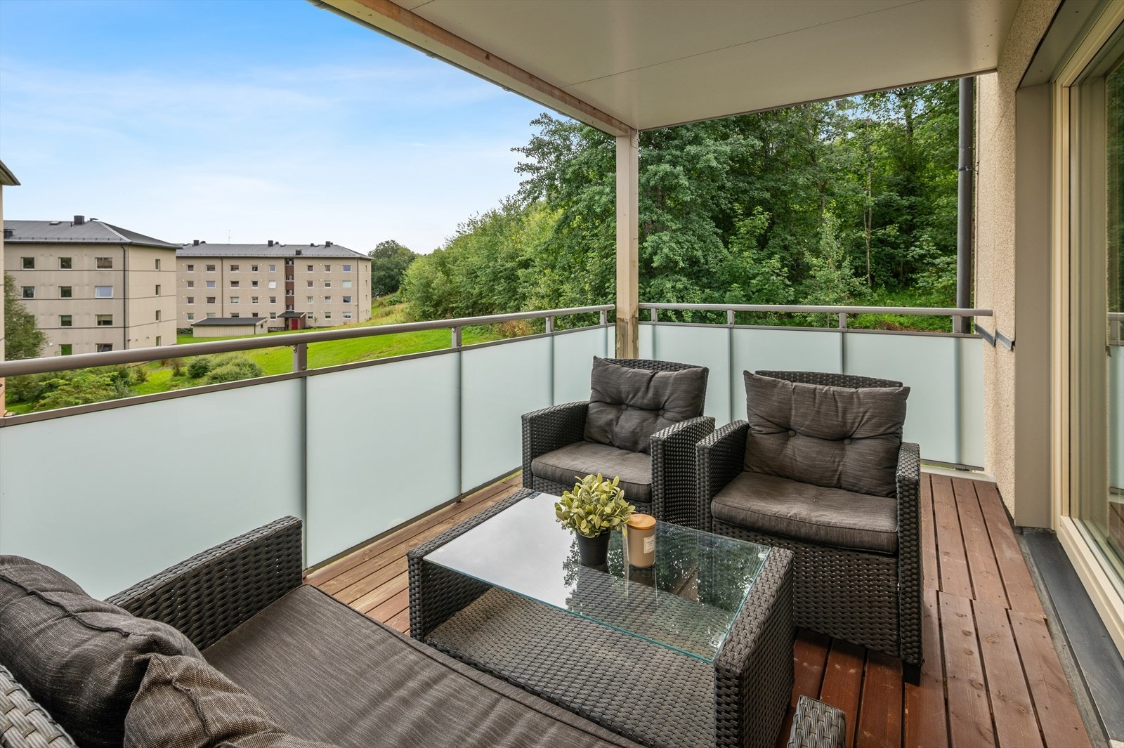 Balkongen ligger vendt mot sørvest, og har sol fra tidlig morgen og ut over formiddagen. Galleribilde