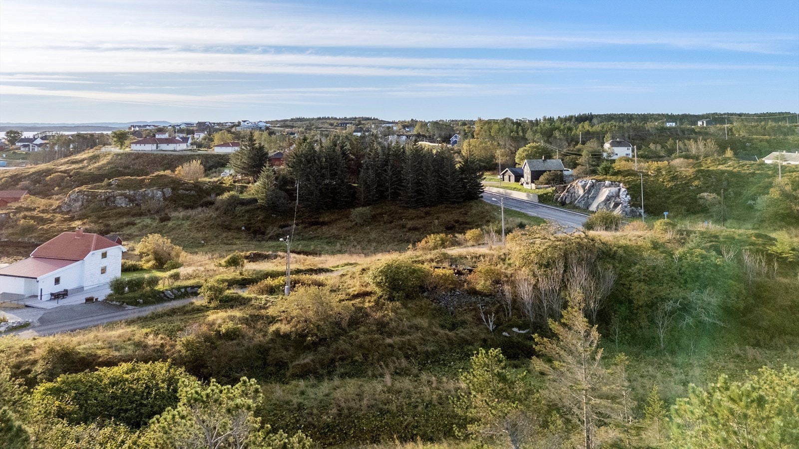 Tomten ligger på en høyde med gode utsiktsforhold Galleribilde