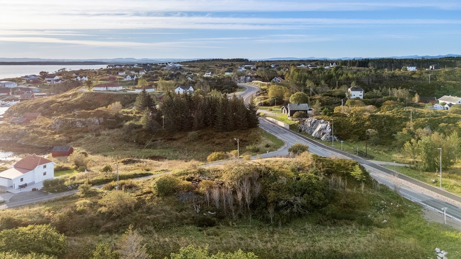 Her har man gir deg muligheten til å realisere boligdrømmen med rom for moderne løsninger, samtidig som nausttomten åpner for båtliv, fiske og rekreasjon rett utenfor døren Galleribilde