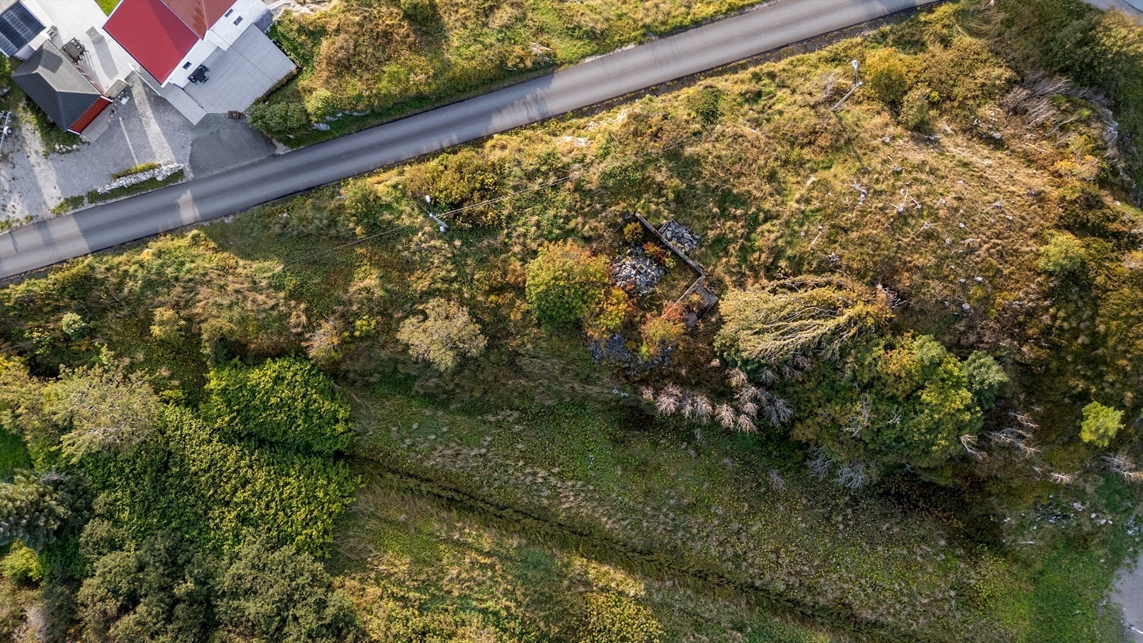 Perfekt kombinasjon for deg som ønsker både hjem og rekreasjon i umiddelbar nærhet til sjøen Galleribilde