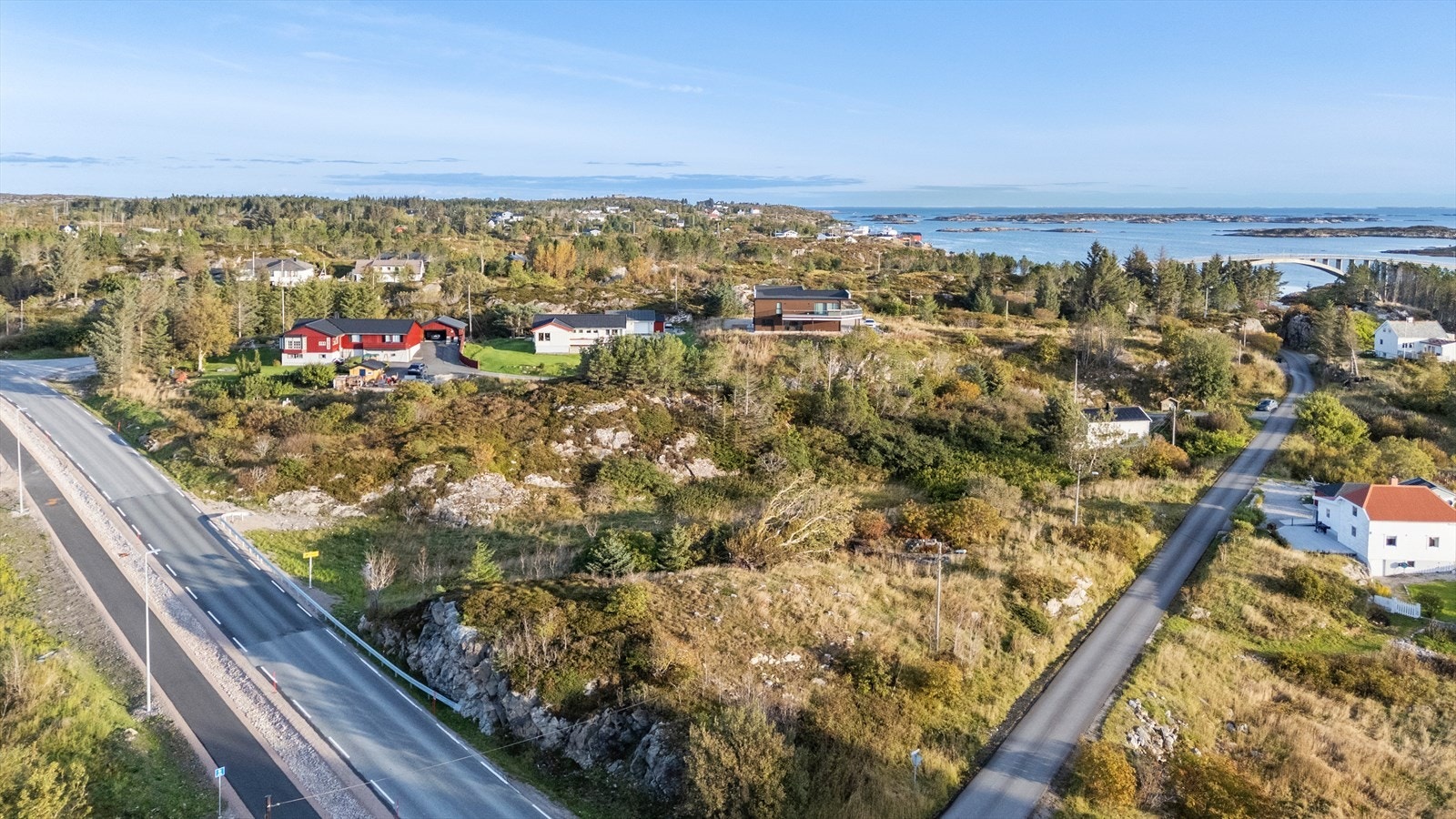 Her får du en sjelden balanse mellom privatliv, natur og kystidyll, med kort vei til servicetilbud og gode forbindelser Galleribilde