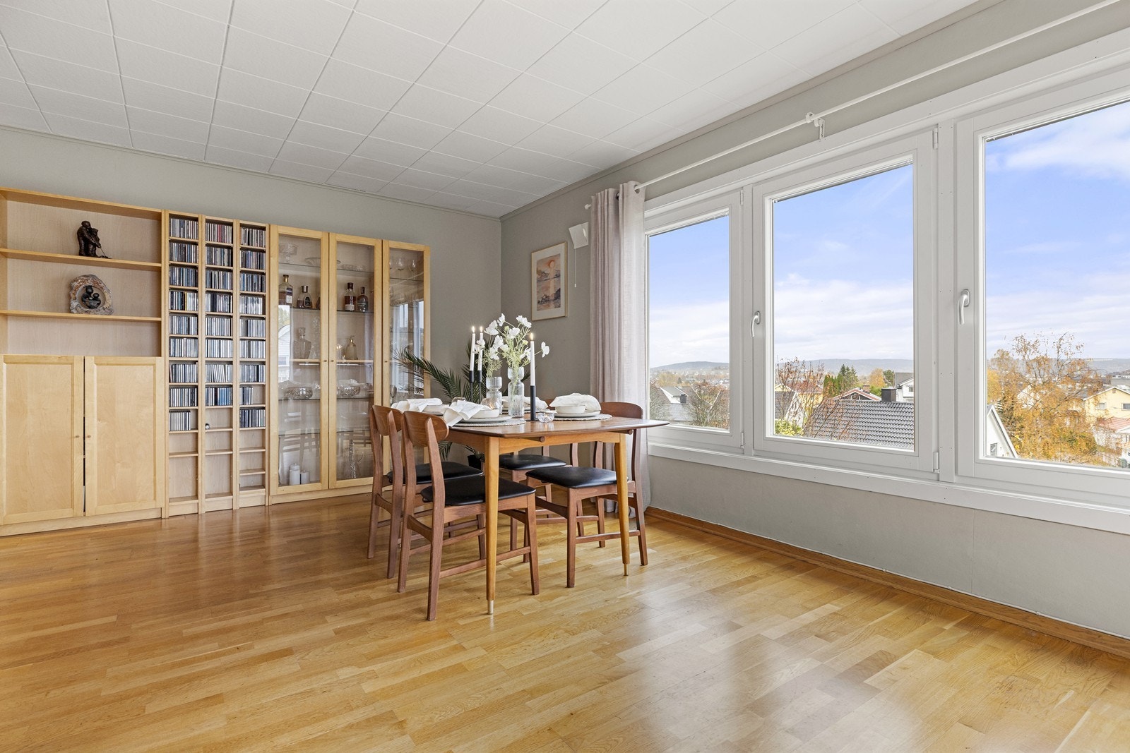 Rommet har parkett på gulvet og god plass til ulike møbleringsløsninger. Galleribilde