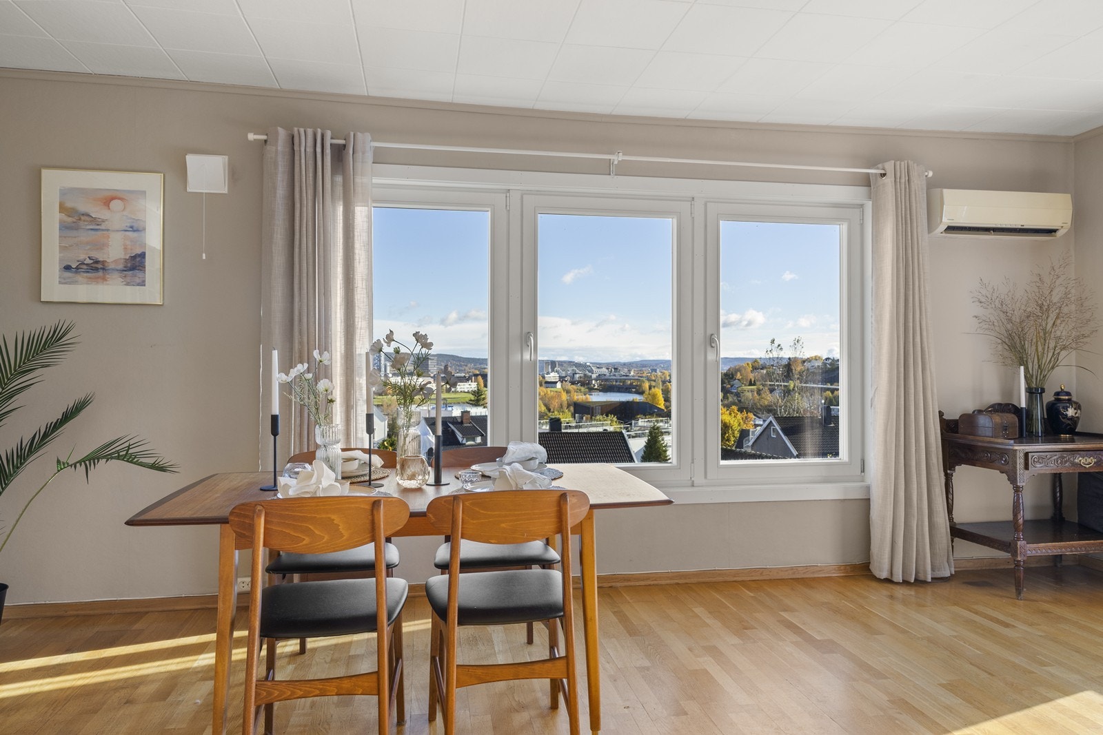 Vindusrekken gir en panoramisk følelse og slipper inn mye naturlig lys. Galleribilde