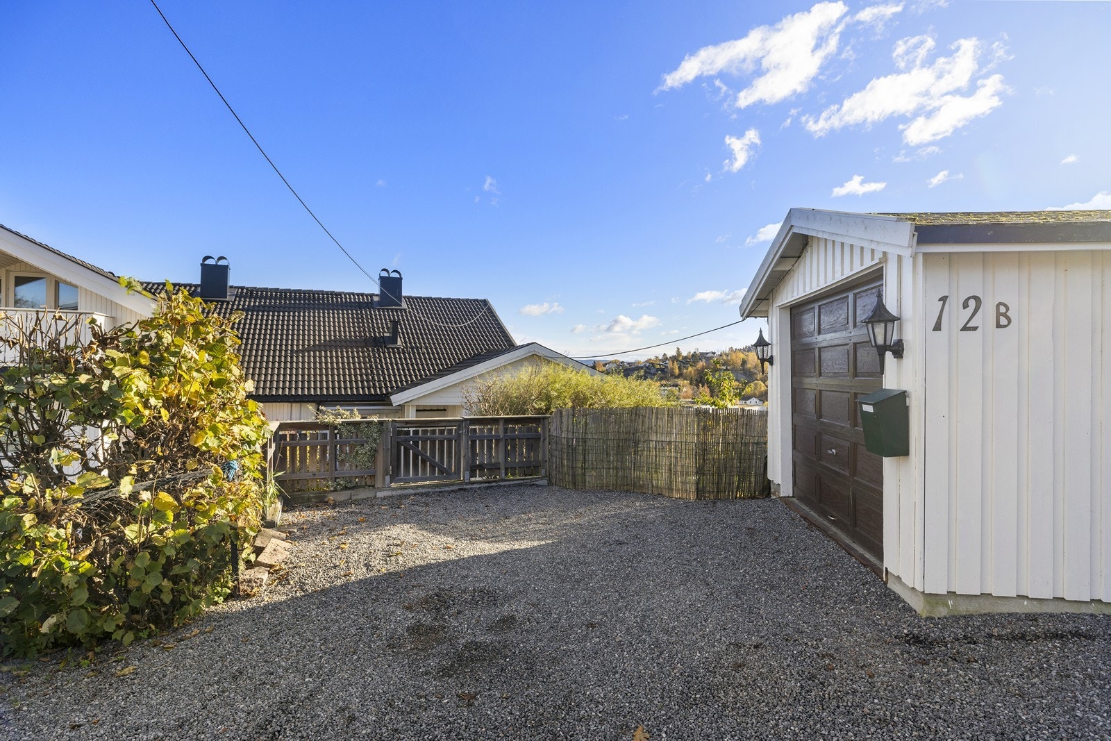 Eiendommen inkluderer en frittstående garasje på 21 m² med tilhørende boder. Galleribilde