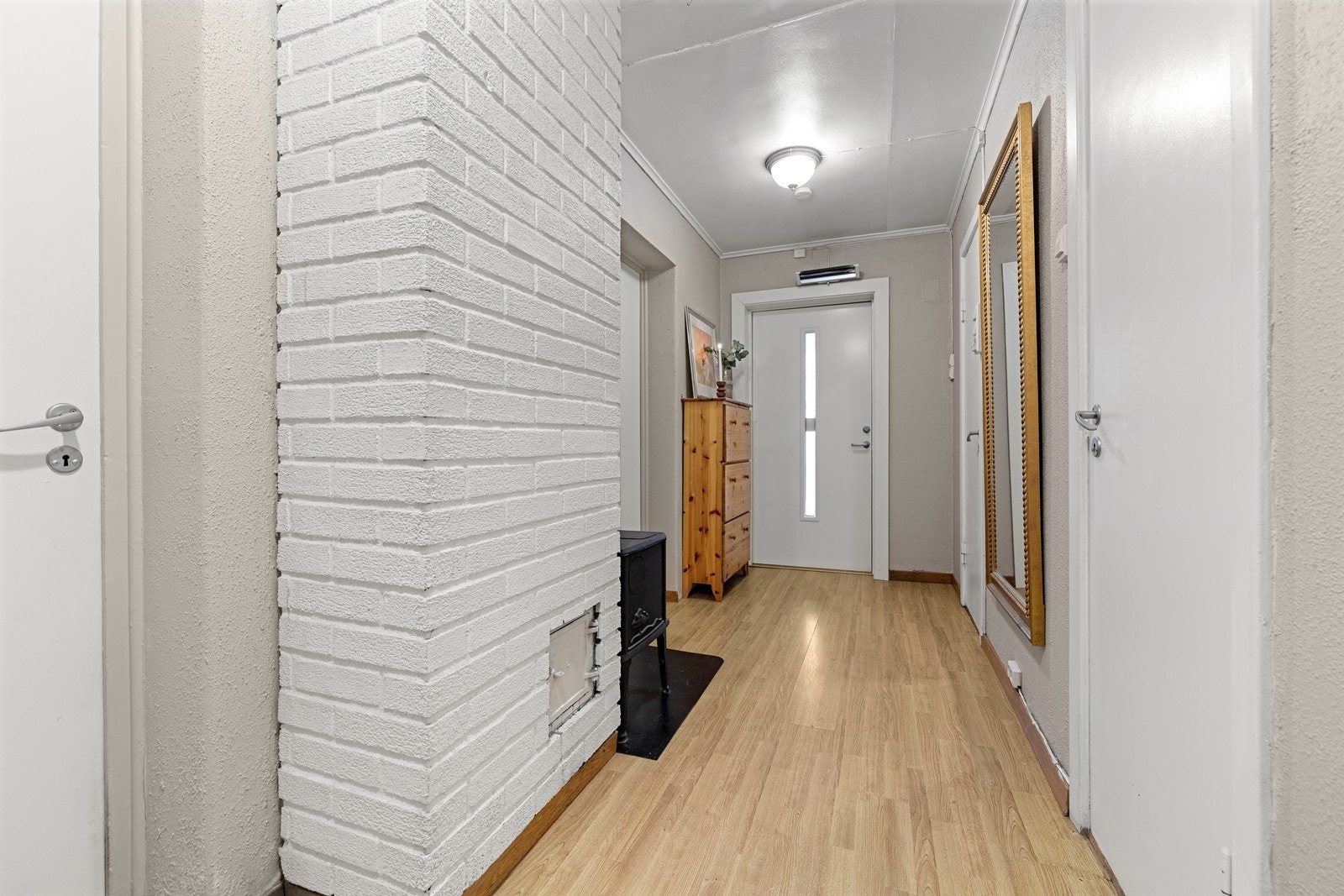 Dette er en romslig entré med direkte utgang til den overbygde uteplassen. Galleribilde