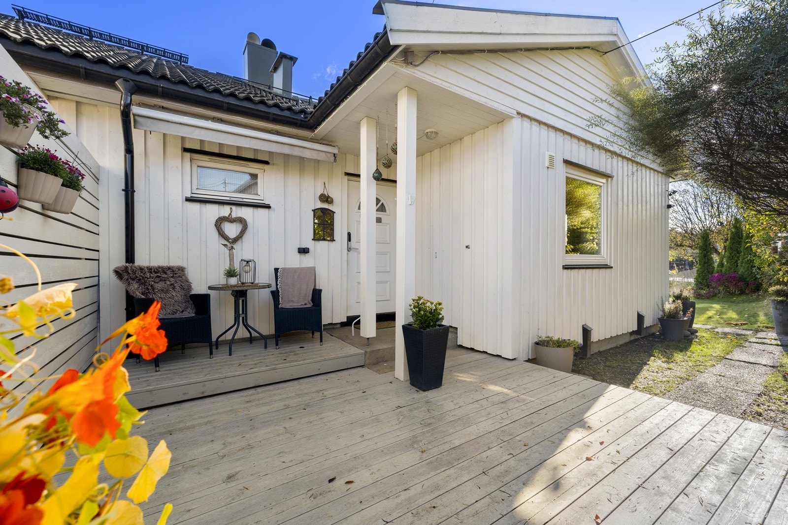 Vi beveger oss ut. Ved hovedinngangen i første etasje finner du en markterrasse på 18 m². Galleribilde