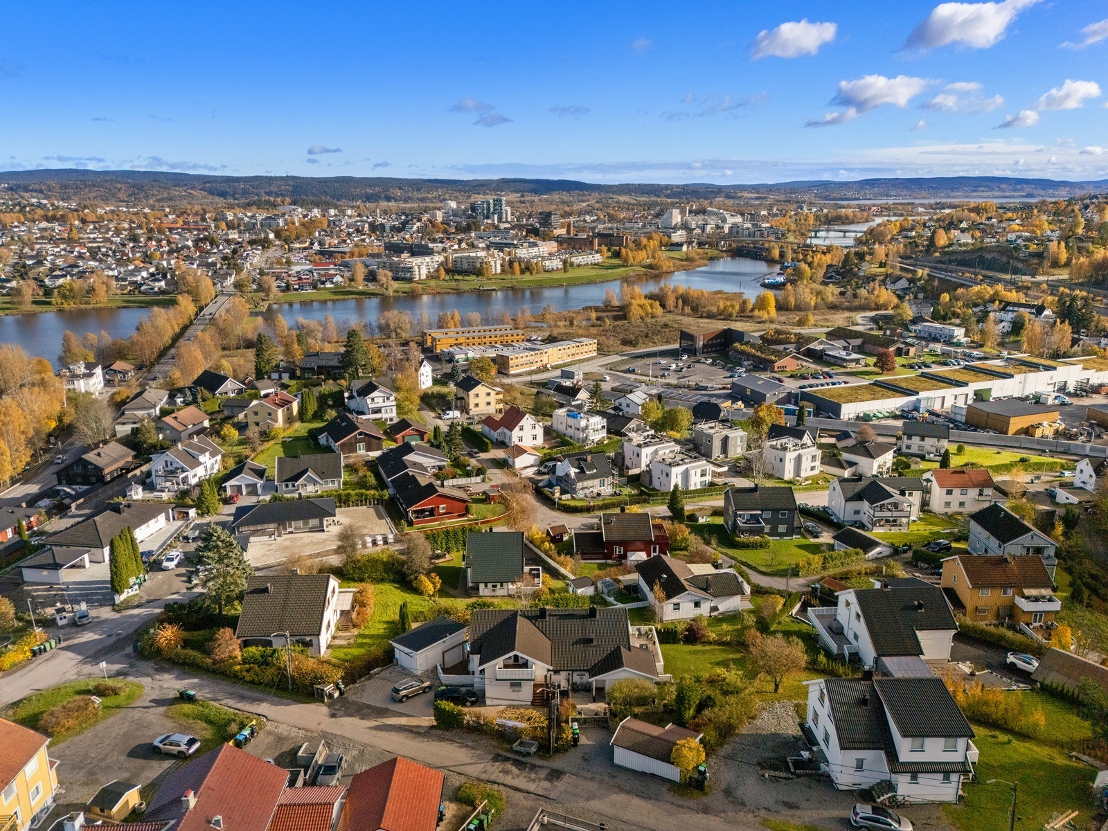 Boligen ligger høyt og fritt med utsikt over Lillestrøm, Strømmen og omkringliggende områder. Galleribilde