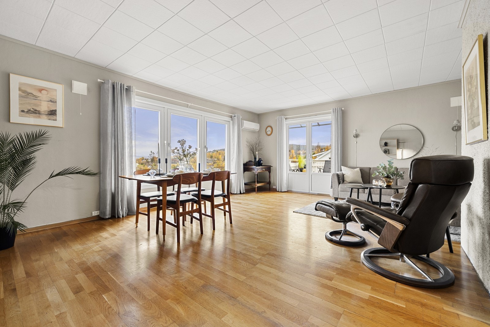 Store vindusflater fra 2023 gir rikelig med dagslys og rammer inn utsikten. Galleribilde