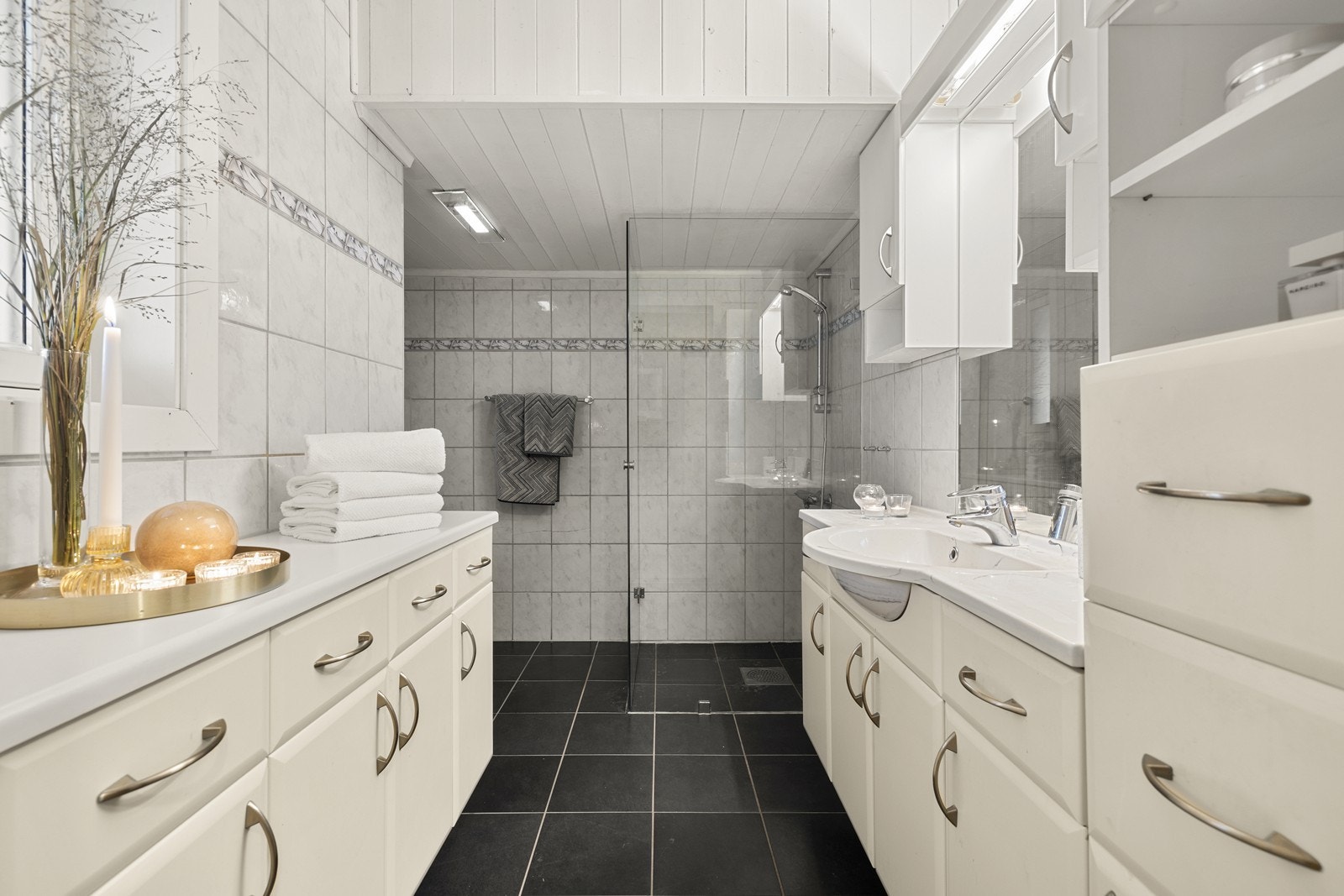 Badet i underetasjen er flislagt og har varmekabler i gulvet for økt komfort. Galleribilde