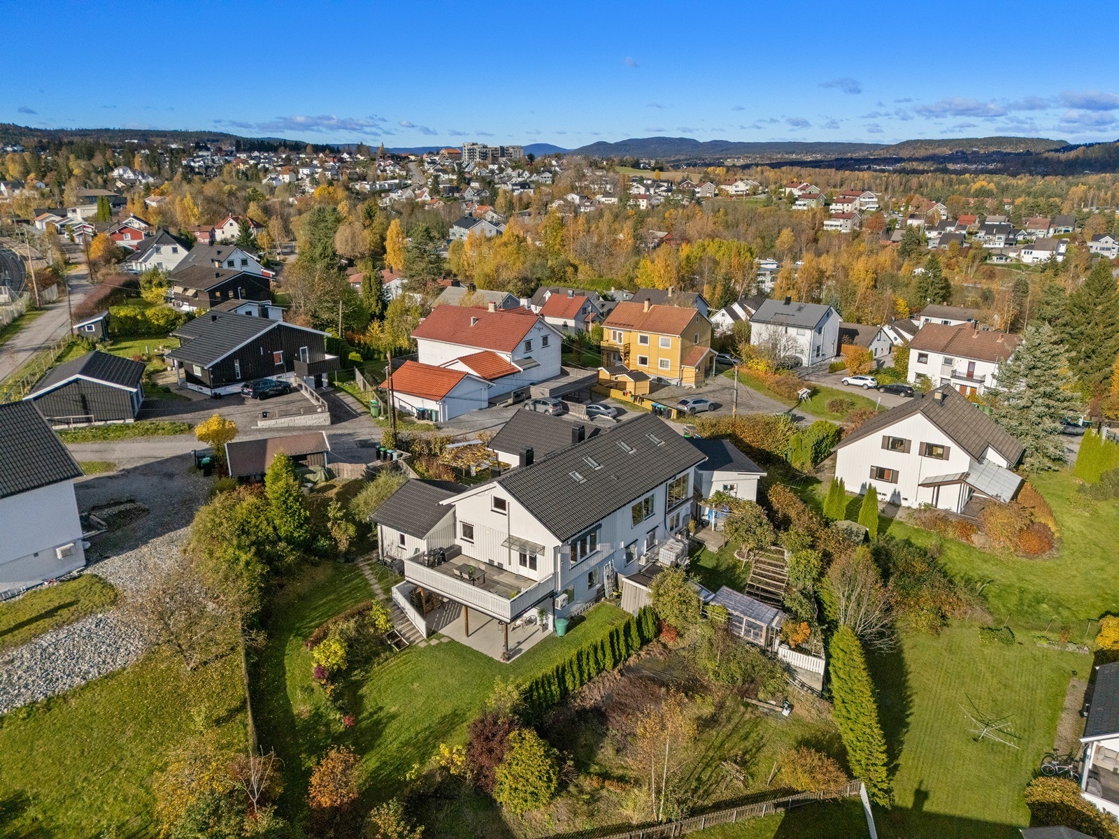 Eiendommen ligger i et etablert og rolig boligområde, hovedsakelig bestående av eneboliger. Galleribilde