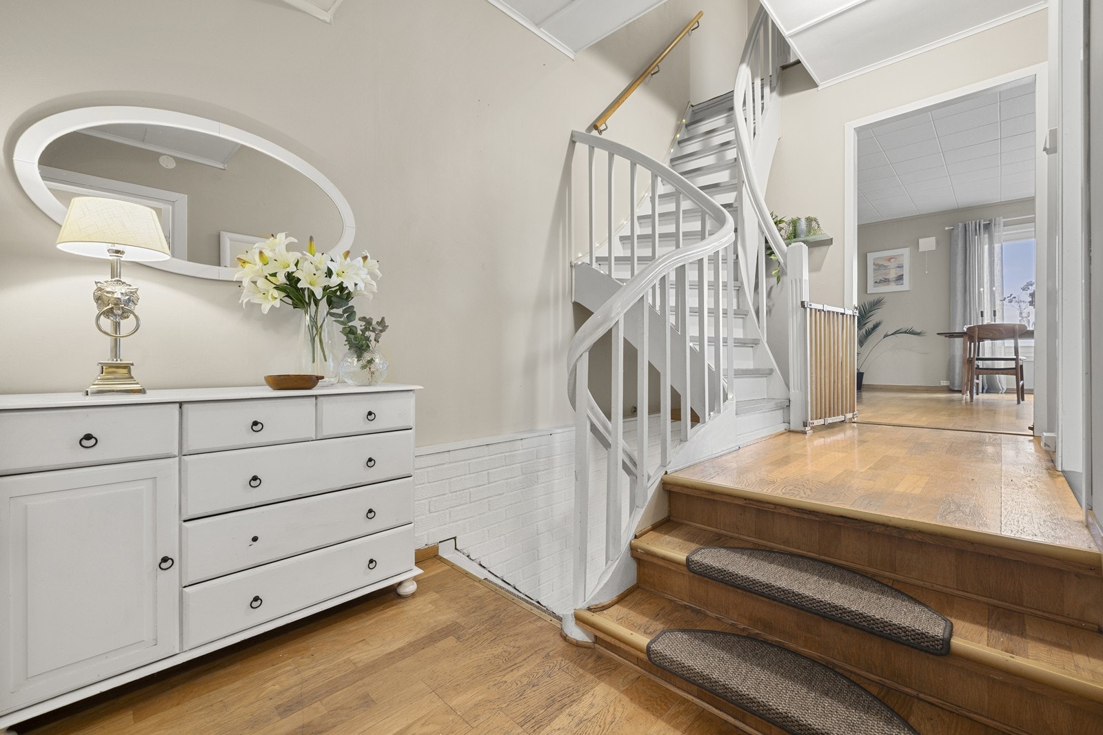 Velkommen inn i hovedetasjens entré. Trappen binder etasjene elegant sammen. Galleribilde