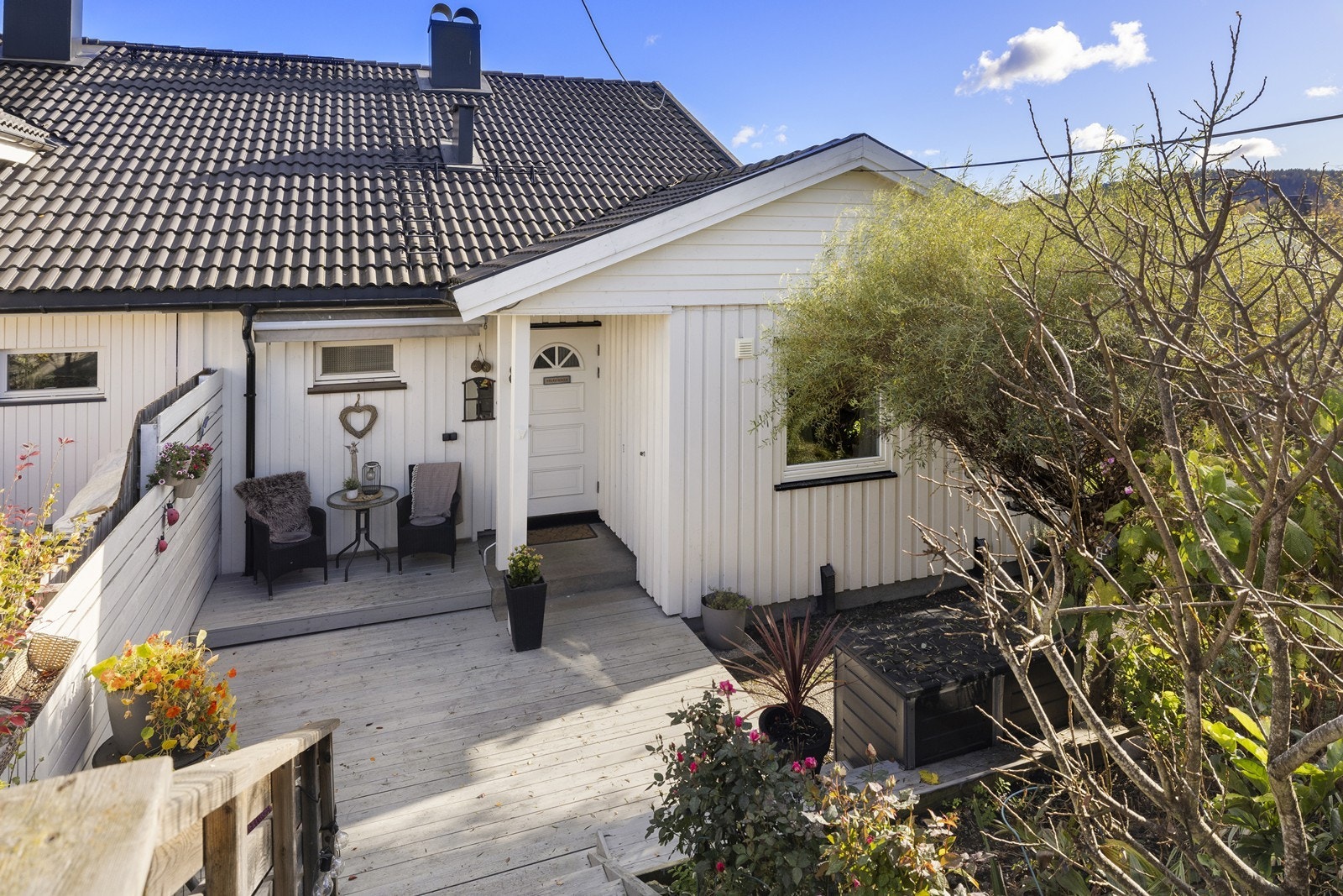En hyggelig uteplass med overbygget inngangsparti. Galleribilde