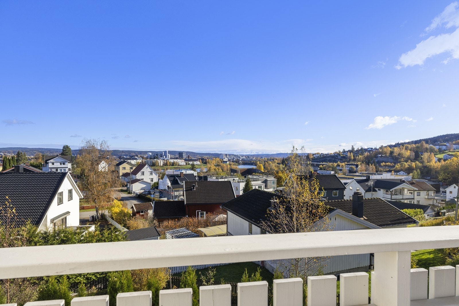 Sagdalen stasjon ligger kun 3 minutters gange unna, med hyppige avganger mot Oslo S og Lillestrøm. Velkommen til visning! Galleribilde