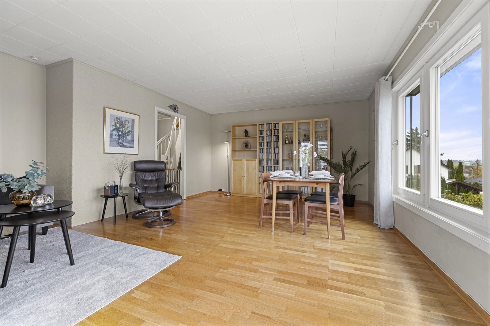Stuen er et romslig og sentralt samlingspunkt med god plass til både spisebord og sofagruppe. Galleribilde