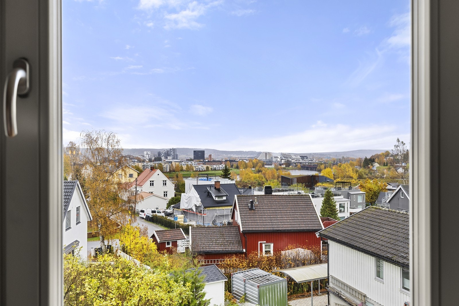 Fra boligen er det kort vei til Strømmen Storsenter med et bredt utvalg av butikker og tjenester. Galleribilde