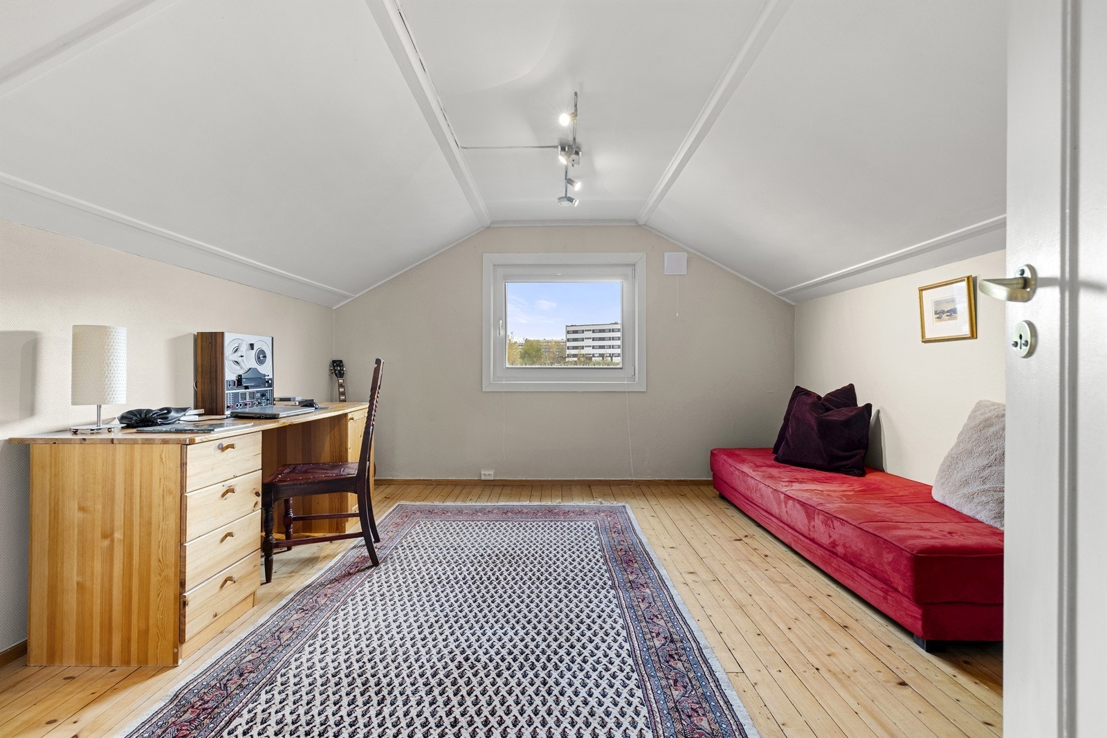 Loftstuen er et fleksibelt rom som kan fungere som soverom, kontor eller en ekstra stue. Galleribilde
