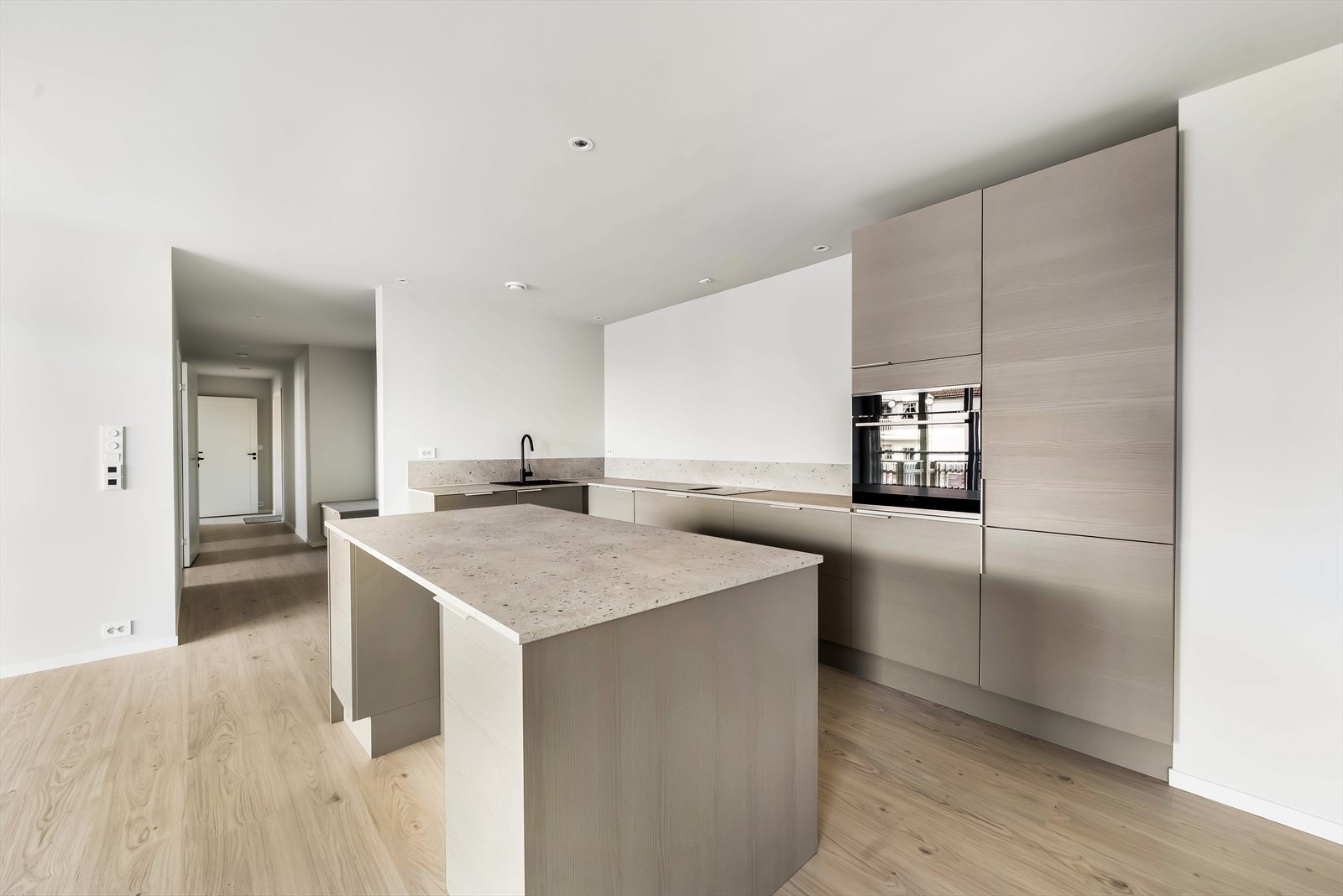 Innholdsrikt og godt kjøkken fra Aubo med alle hvitevarer integrert. En god planløsning med barstolløsning på kjøkkenøyen. Galleribilde