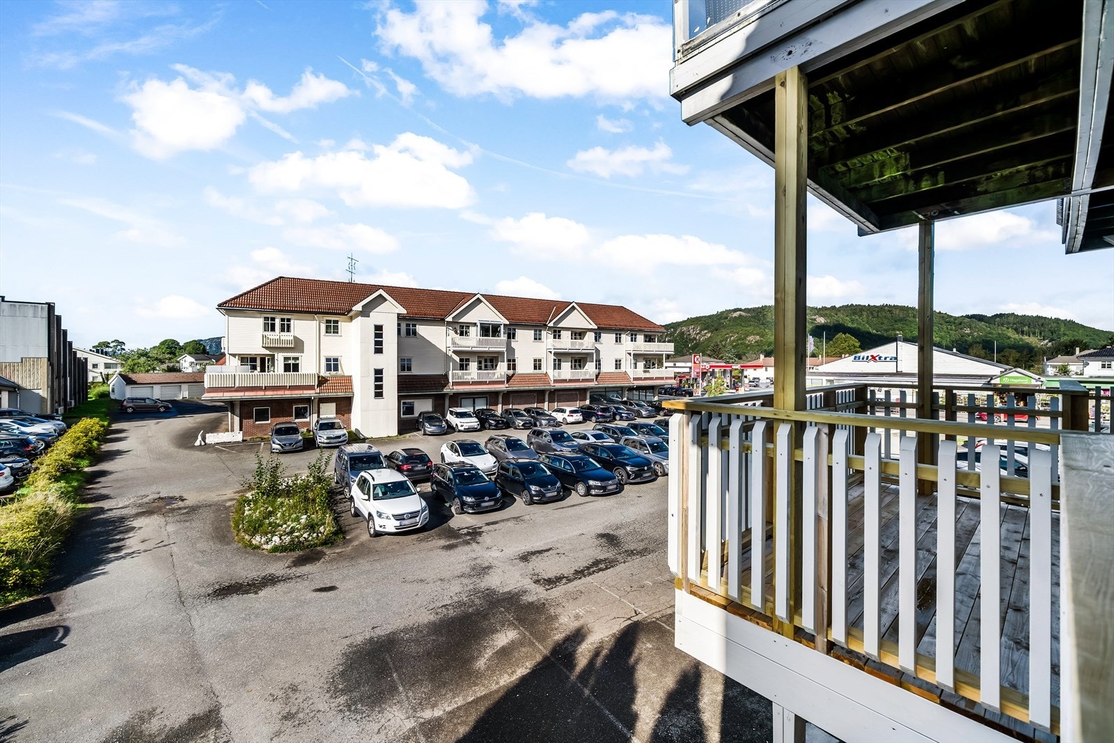 Fra leiligheten er det utsikt mot området rundt og her kan sola nytes fra formiddag til kveld. Galleribilde