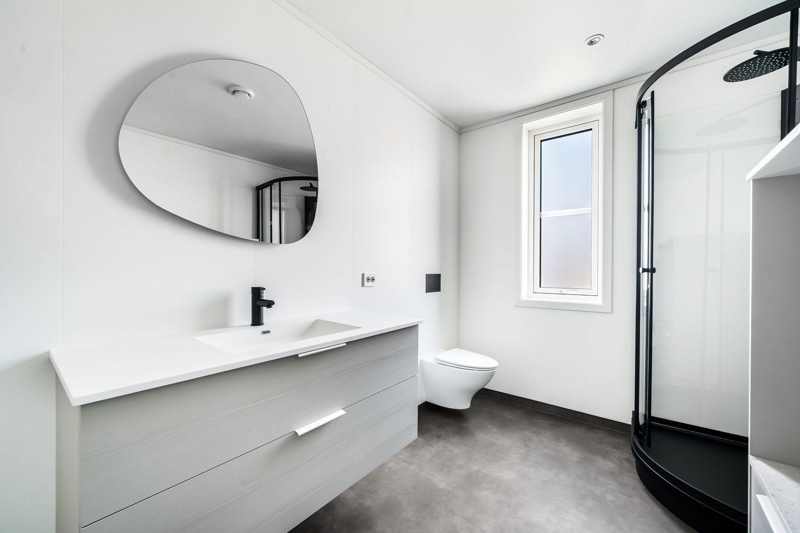 Badet har belegg med varmekabler på gulv og baderomsplater på vegg. Galleribilde