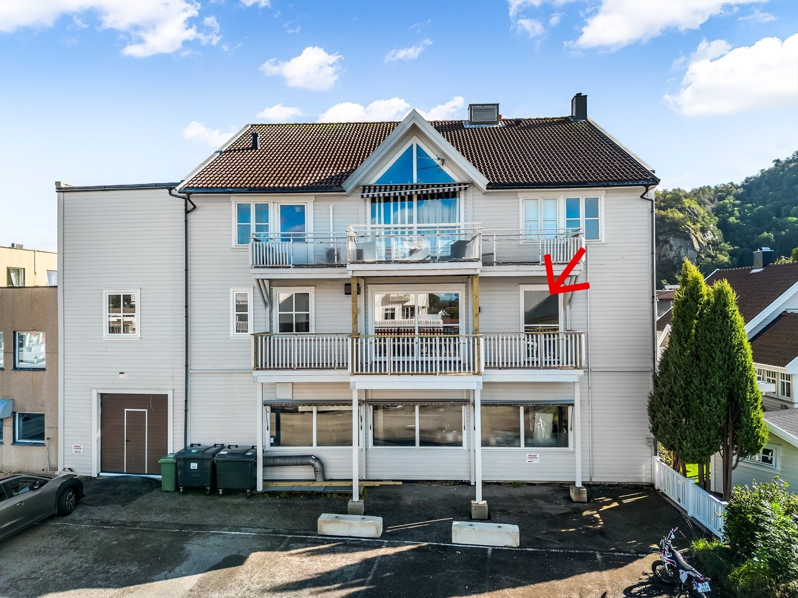 Nyrenovert leilighet beliggende i 2. etasje med stor terrasse. Galleribilde