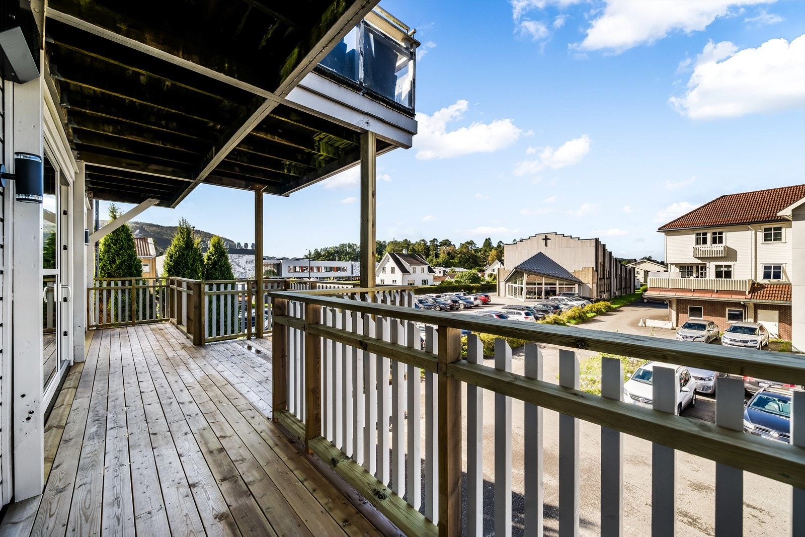 Stor terrasse i front av leiligheten. Galleribilde