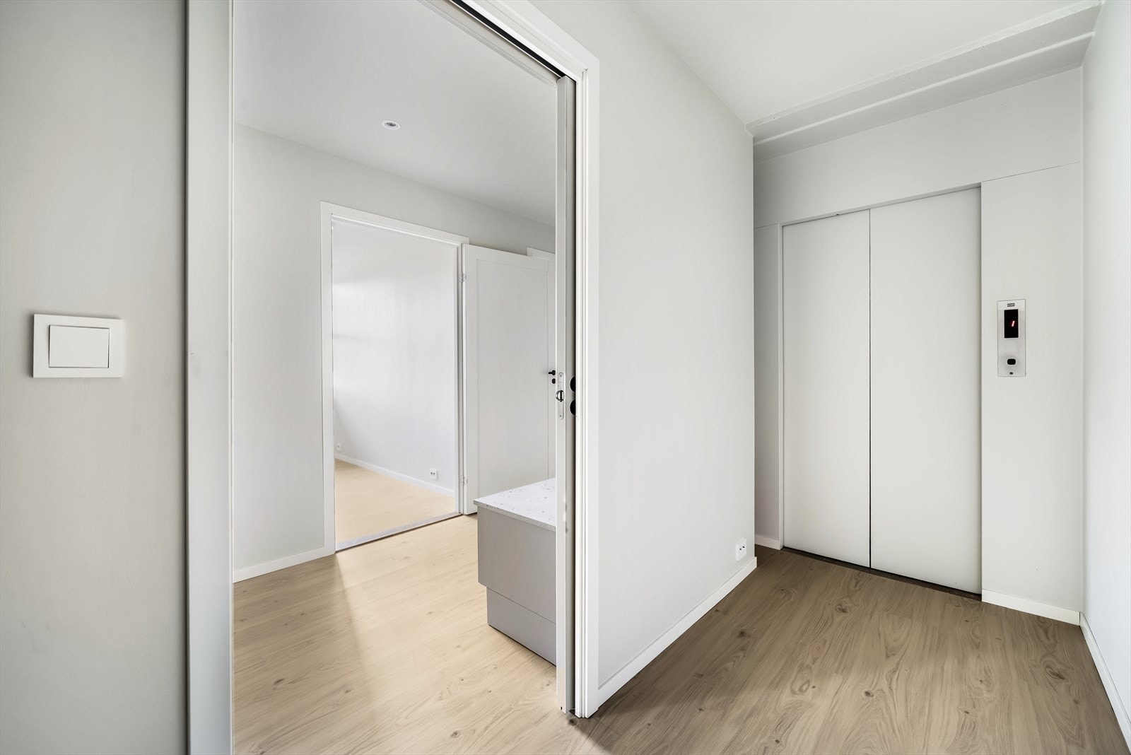 Til leiligheten er det egen privat adkomst via heisen. Galleribilde