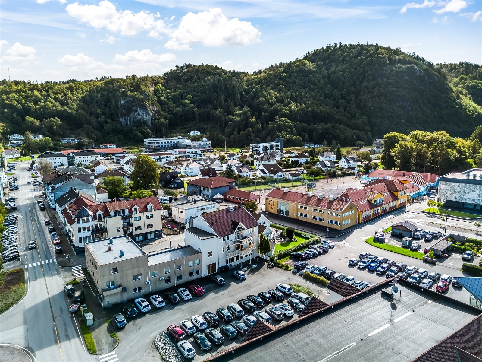 Leiligheten ligger meget sentralt til med kort avstand til alle byens fasiliteter. Galleribilde