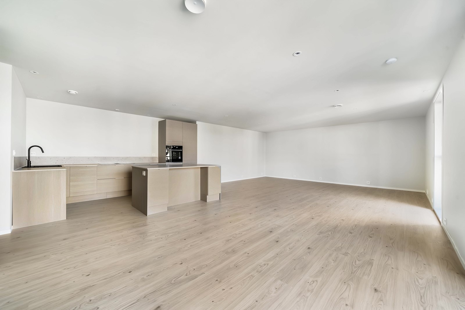 Åpen kjøkkenløsning mot stuen gir rom for flere møbleringsmuligheter. Galleribilde