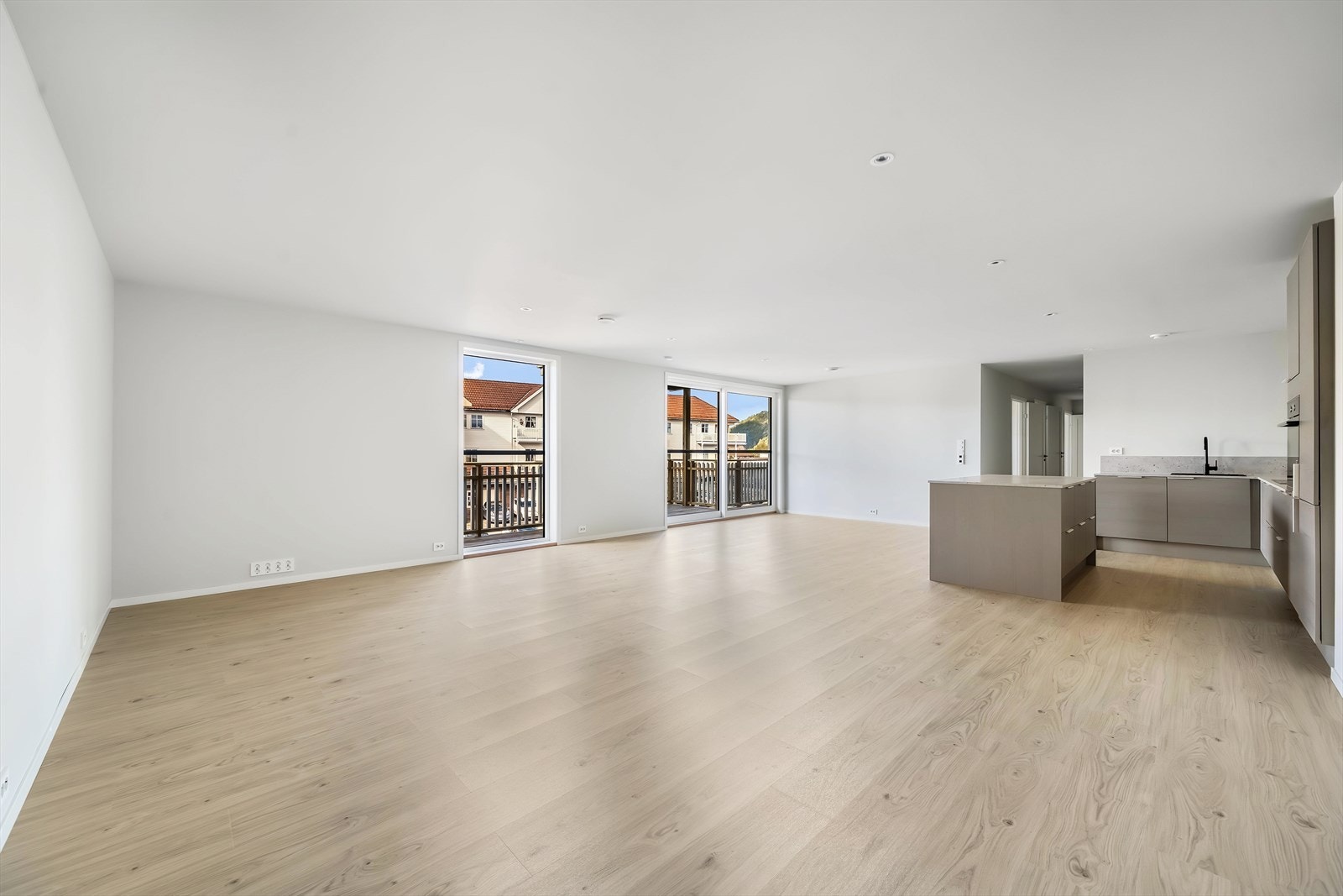 Fra stua er det utgang til en solrik veranda. Leiligheten var tidligere en næringsseksjon og ble i 2025 ombygget til leilighet. Galleribilde